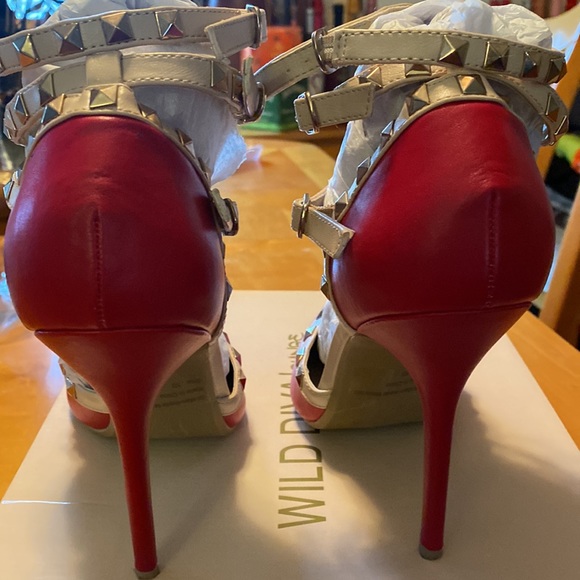 Fashion Designed Pumps/Heels - Picture 3 of 5